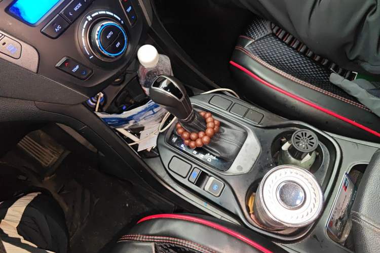 Used Hyundai Santa Fe 2013 2.4L Automatic Two-Wheel Drive Smart Version Gear Lever