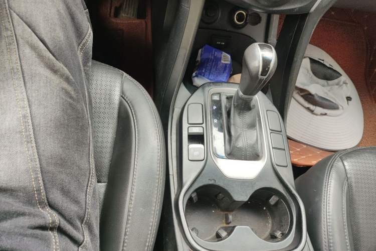 Used Hyundai Santa Fe 2013 2.4L Automatic Two-Wheel Drive Smart Version Gear Lever