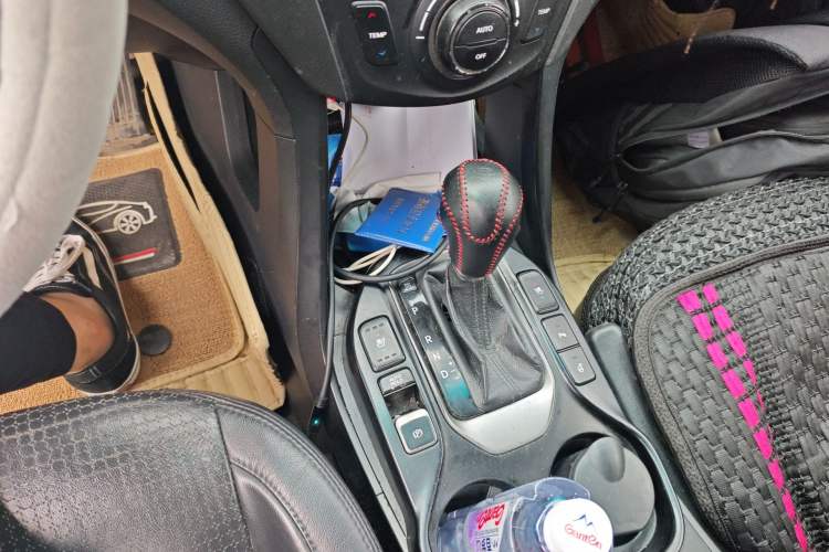 Used Hyundai Santa Fe 2013 2.0T Automatic All-Wheel Drive Top Trim Gear Lever
