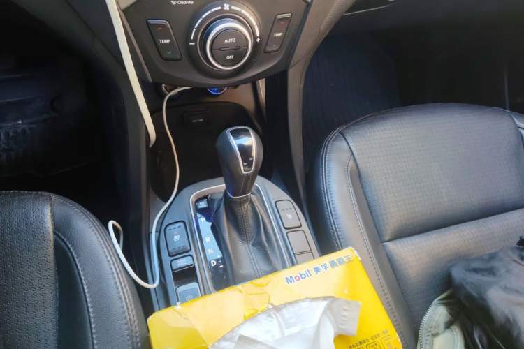 Used Hyundai Santa Fe 2013 2.4L Automatic 4x4 Prestige Edition Gear Lever