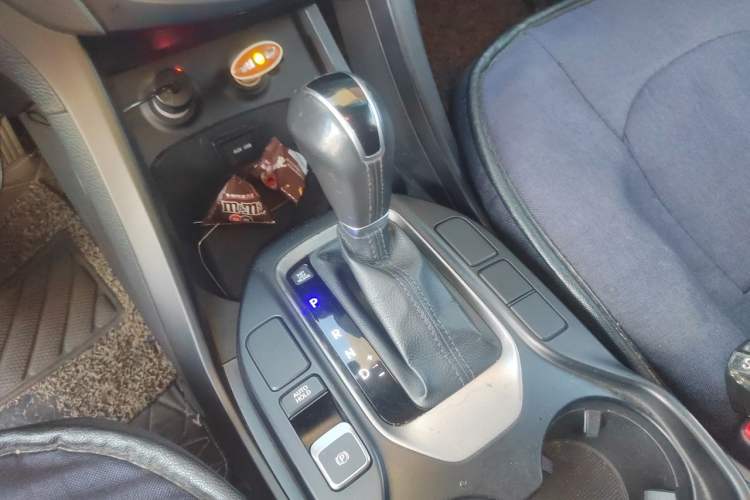 Used Hyundai Santa Fe 2013 2.4L Automatic Two-Wheel Drive Smart Version Gear Lever