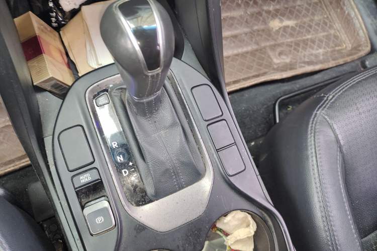 Used Hyundai Santa Fe 2013 2.4L Automatic Two-Wheel Drive Smart Version Gear Lever