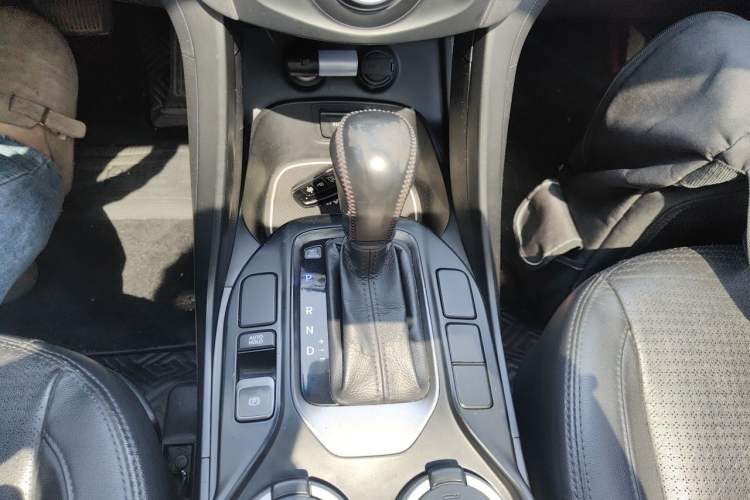 Used Hyundai Santa Fe 2013 2.4L Automatic Two-Wheel Drive Smart Version Gear Lever
