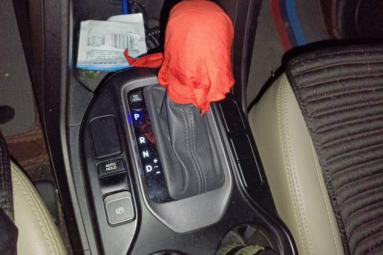 Used Hyundai Santa Fe 2013 2.4L Automatic Two-Wheel Drive Smart Version Gear Lever