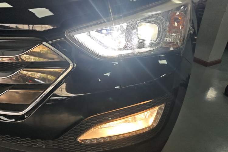 Used Hyundai Santa Fe 2013 2.4L Automatic Two-Wheel Drive Smart Version Left Front Headlight