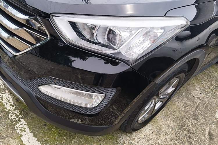 Used Hyundai Santa Fe 2013 2.4L Automatic Two-Wheel Drive Smart Version Left Front Headlight