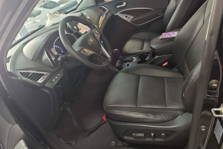 Used Hyundai Santa Fe 2013 2.4L Automatic Two-Wheel Drive Smart Version Left Front Seat
