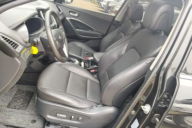 Used Hyundai Santa Fe 2013 2.4L Automatic Two-Wheel Drive Smart Version Left Front Seat