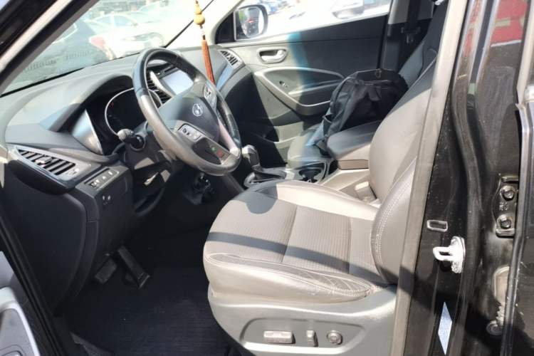 Used Hyundai Santa Fe 2013 2.4L Automatic Two-Wheel Drive Smart Version Left Front Seat