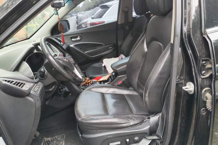 Used Hyundai Santa Fe 2013 2.4L Automatic Two-Wheel Drive Smart Version Left Front Seat