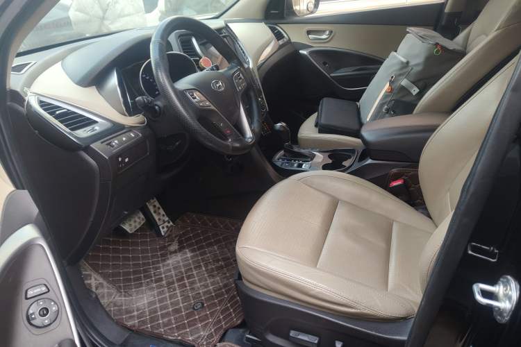 Used Hyundai Santa Fe 2013 2.4L Automatic Two-Wheel Drive Smart Version Left Front Seat