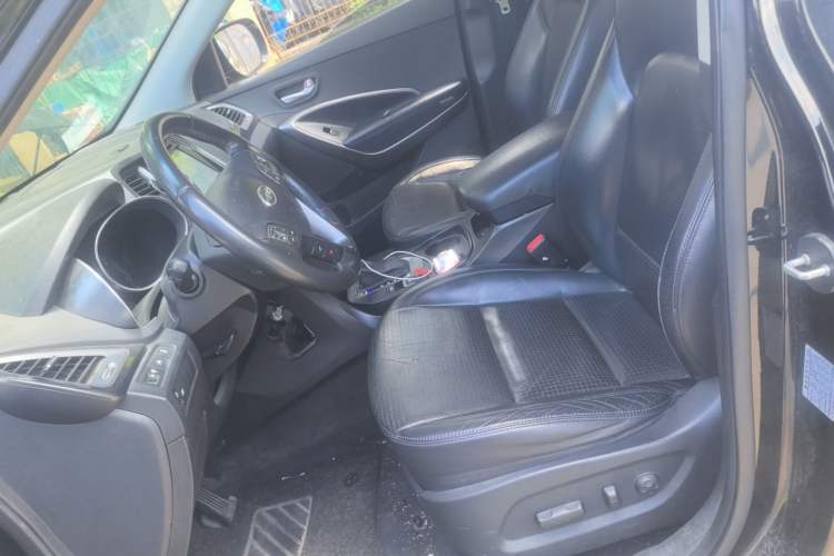 Used Hyundai Santa Fe 2013 2.4L Automatic Two-Wheel Drive Smart Version Left Front Seat