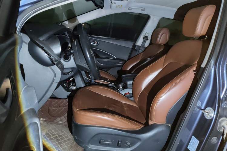Used Hyundai Santa Fe 2013 2.0T Automatic All-Wheel Drive Top Trim Left Front Seat