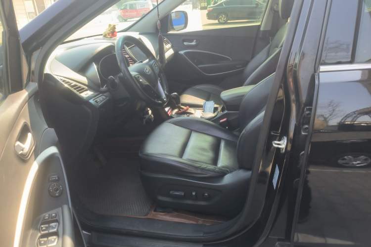 Used Hyundai Santa Fe 2013 2.4L Automatic Two-Wheel Drive Smart Version Left Front Seat