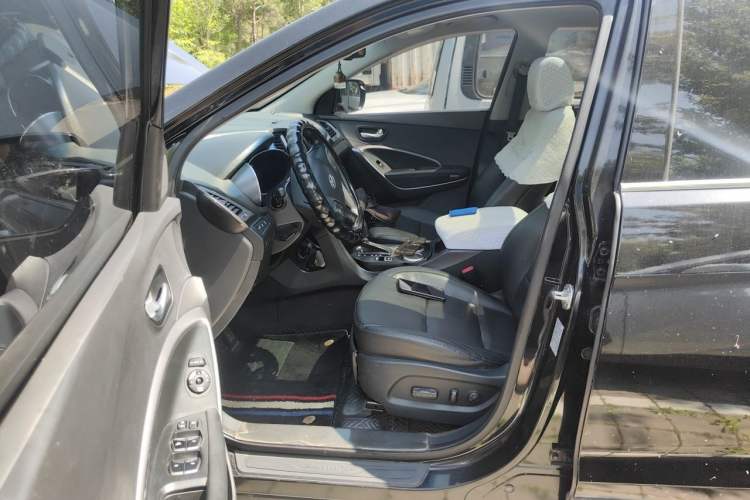 Used Hyundai Santa Fe 2013 2.4L Automatic Two-Wheel Drive Smart Version Left Front Seat