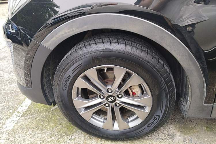 Used Hyundai Santa Fe 2013 2.4L Automatic Two-Wheel Drive Smart Version Left Front Wheel Hub