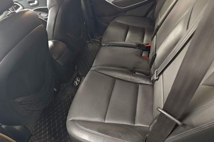 Used Hyundai Santa Fe 2013 2.4L Automatic Two-Wheel Drive Smart Version Left Rear Seat
