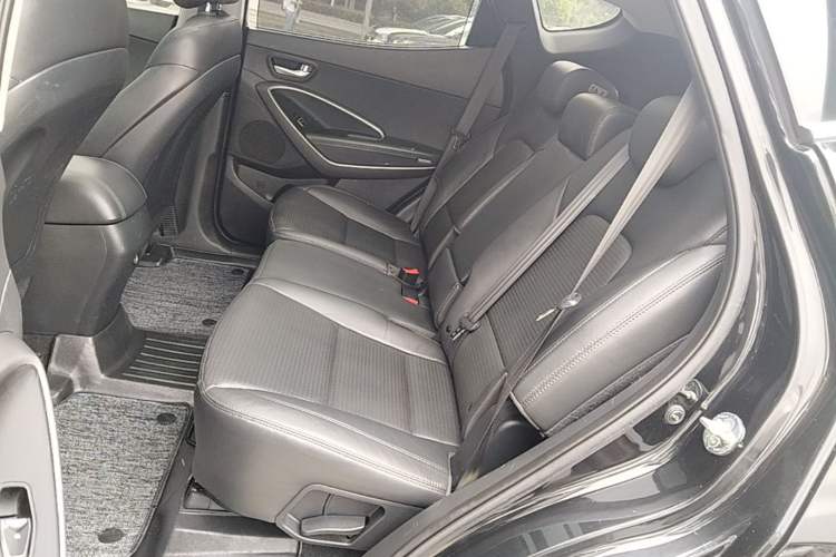 Used Hyundai Santa Fe 2013 2.4L Automatic Two-Wheel Drive Smart Version Left Rear Seat