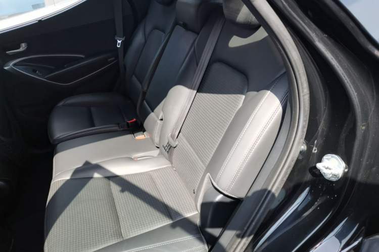 Used Hyundai Santa Fe 2013 2.4L Automatic Two-Wheel Drive Smart Version Left Rear Seat