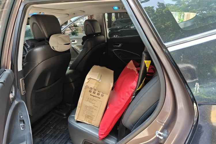 Used Hyundai Santa Fe 2013 Revised Version 2.0T Automatic All-Wheel Drive Top-Tier Trim Left Rear Seat