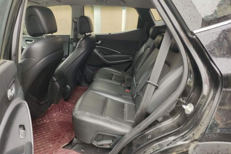 Used Hyundai Santa Fe 2013 2.4L Automatic Two-Wheel Drive Smart Version Left Rear Seat
