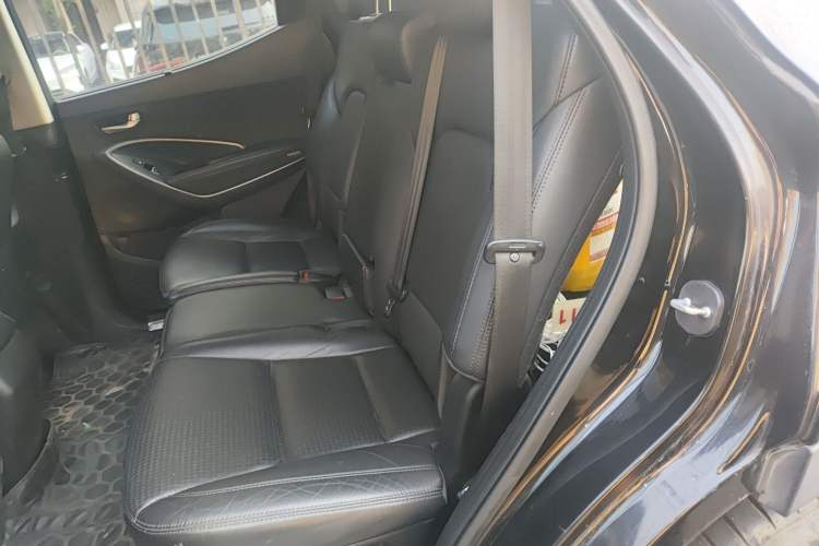 Used Hyundai Santa Fe 2013 2.0T Automatic All-Wheel Drive Top Trim Left Rear Seat