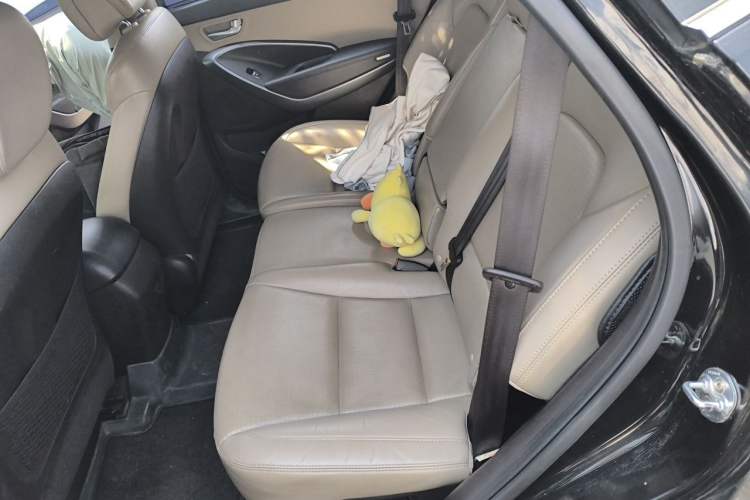 Used Hyundai Santa Fe 2013 2.4L Automatic 4x4 Smart Version Left Rear Seat