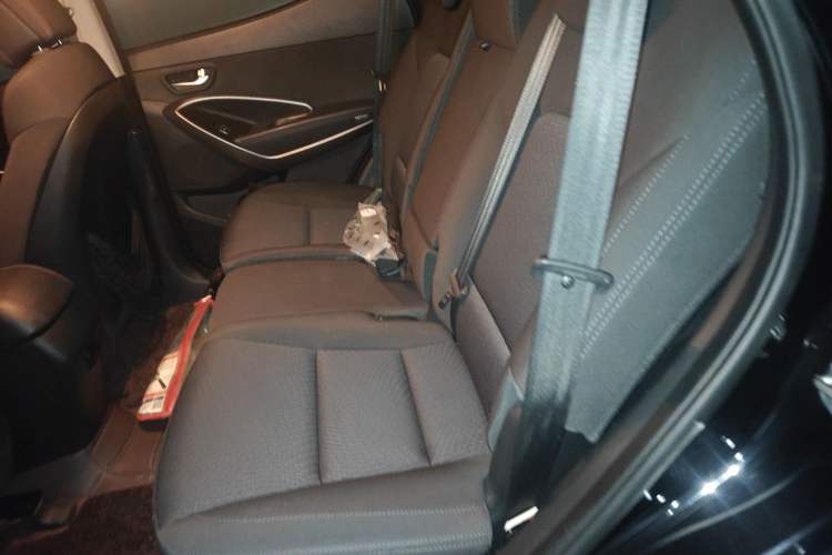 Used Hyundai Santa Fe 2013 2.4L Manual Two-Wheel Drive Comfort Version Left Rear Seat