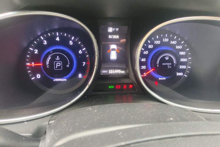 Used Hyundai Santa Fe 2013 2.4L Automatic Two-Wheel Drive Smart Version Odometer Close Up