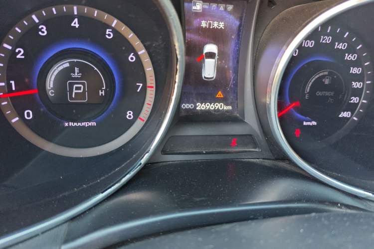 Used Hyundai Santa Fe 2013 2.0T Automatic All-Wheel Drive Top Trim Odometer Close Up