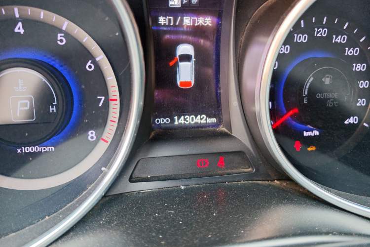 Used Hyundai Santa Fe 2013 2.4L Automatic 2WD Comfort Edition Odometer Close Up