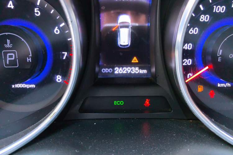 Used Hyundai Santa Fe 2013 2.4L Automatic 4x4 Comfort Edition Odometer Close Up