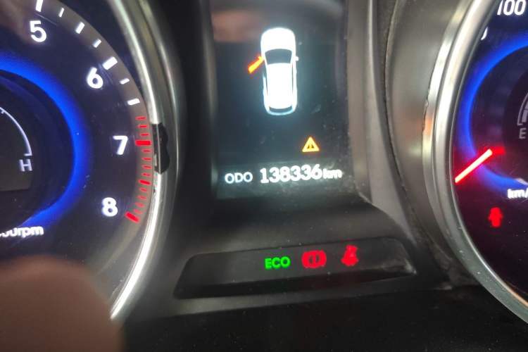 Used Hyundai Santa Fe 2013 2.4L Automatic Two-Wheel Drive Smart Version Odometer Close Up
