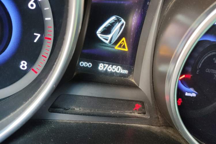 Used Hyundai Santa Fe 2013 2.4L Automatic 4x4 Smart Version Odometer Close Up