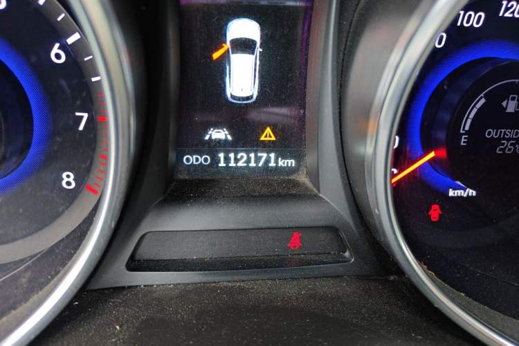 Used Hyundai Santa Fe 2013 2.0T Automatic All-Wheel Drive Top Trim Odometer Close Up
