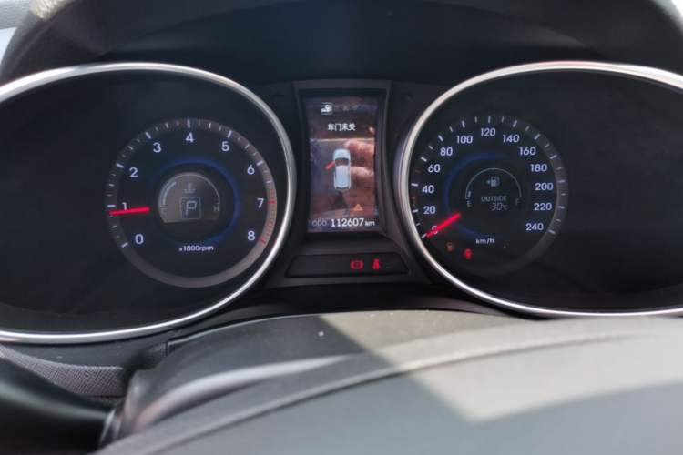 Used Hyundai Santa Fe 2013 2.4L Automatic Two-Wheel Drive Smart Version Odometer Close Up
