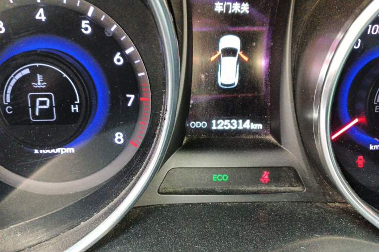Used Hyundai Santa Fe 2013 2.4L Automatic 4x4 Smart Version Odometer Close Up