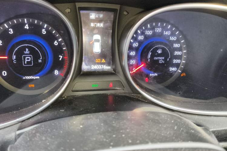 Used Hyundai Santa Fe 2013 2.4L Automatic Two-Wheel Drive Smart Version Odometer Close Up