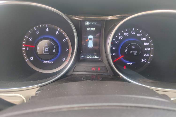 Used Hyundai Santa Fe 2013 2.4L Automatic Two-Wheel Drive Smart Version Odometer Close Up