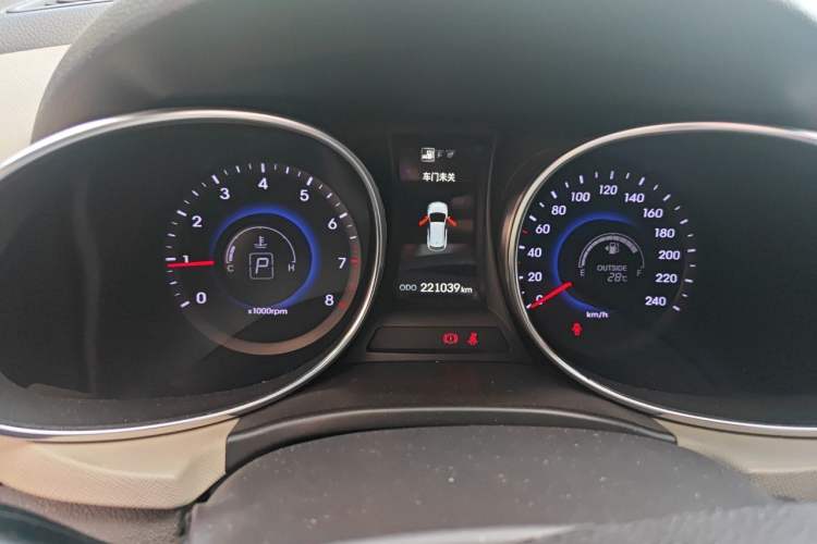 Used Hyundai Santa Fe  Odometer Close Up