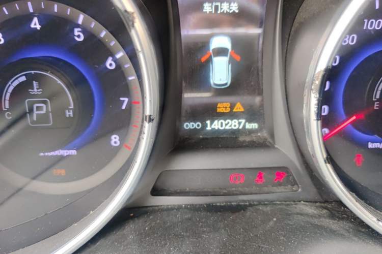 Used Hyundai Santa Fe 2013 2.4L Automatic Two-Wheel Drive Smart Version Odometer Close Up
