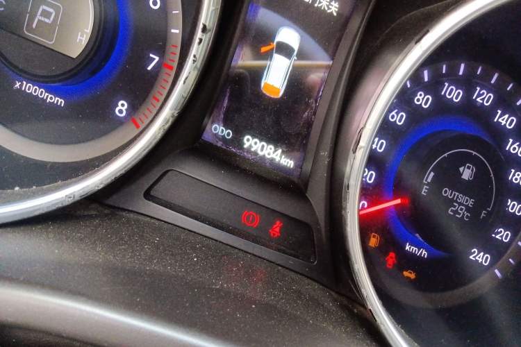 Used Hyundai Santa Fe 2013 2.4L Automatic 2WD Comfort Edition Odometer Close Up
