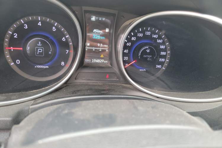 Used Hyundai Santa Fe 2013 2.4L Automatic Two-Wheel Drive Smart Version Odometer Close Up