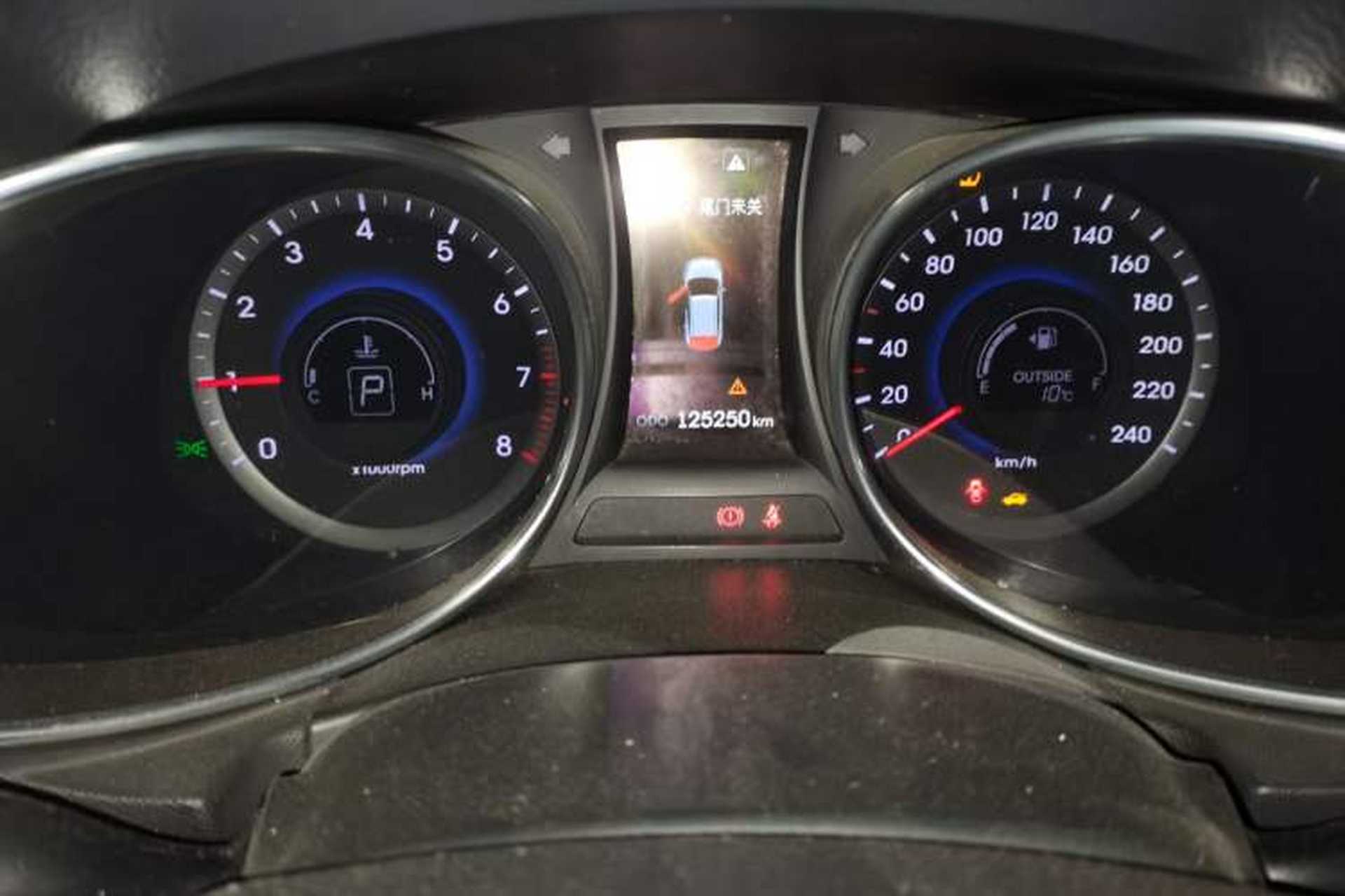 Used Hyundai Santa Fe 2013 2.0T Automatic All-Wheel Drive Top Trim Odometer Close Up