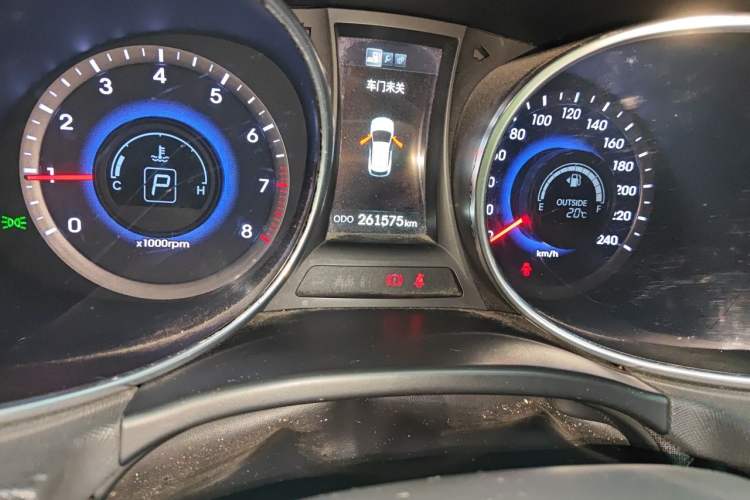 Used Hyundai Santa Fe 2013 2.4L Automatic Two-Wheel Drive Smart Version Odometer Close Up
