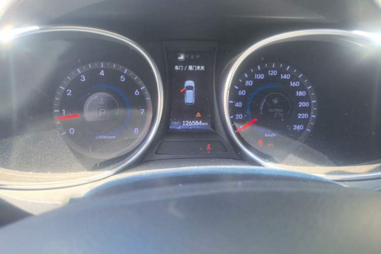 Used Hyundai Santa Fe 2013 2.4L Automatic Two-Wheel Drive Smart Version Odometer Close Up
