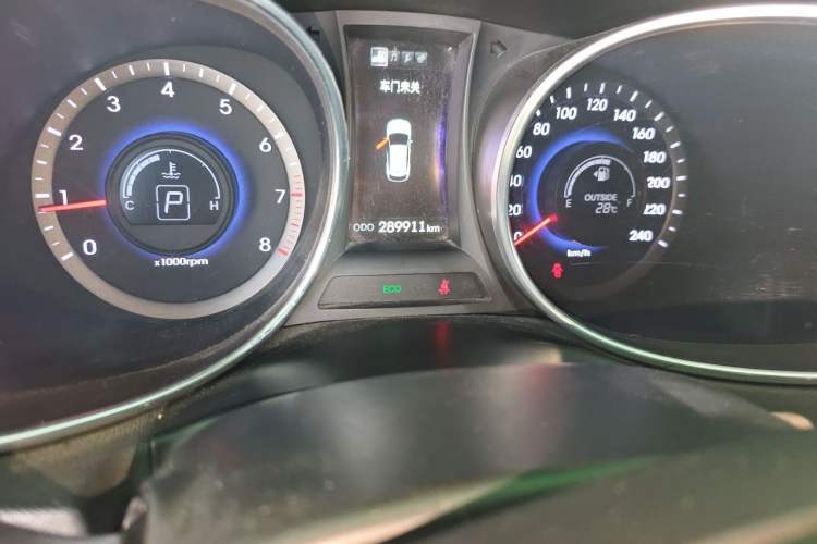 Used Hyundai Santa Fe 2013 2.4L Automatic Two-Wheel Drive Smart Version Odometer Close Up