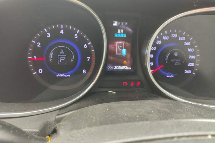 Used Hyundai Santa Fe 2013 2.4L Automatic Two-Wheel Drive Smart Version Odometer Close Up
