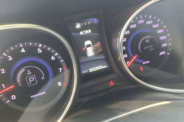 Used Hyundai Santa Fe 2013 2.4L Automatic Two-Wheel Drive Smart Version Odometer Close Up
