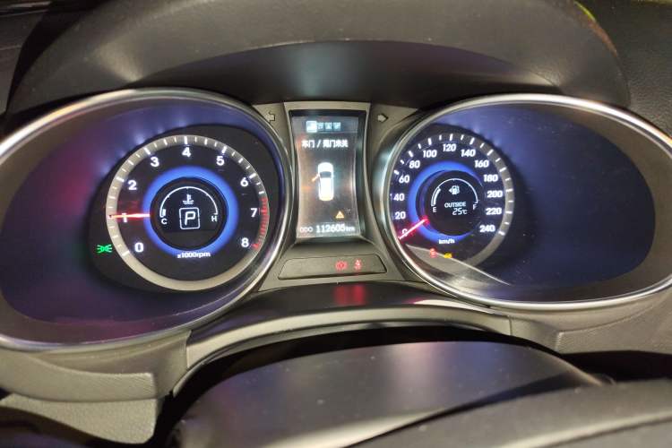 Used Hyundai Santa Fe 2013 Revised Version 2.4L Automatic All-Wheel Drive Luxury Trim Odometer Close Up